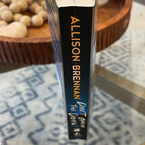 Allison Brennan. Don't Open the Door: A Novel - Picture 4 of 5